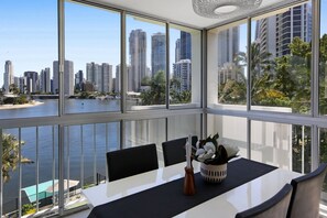Dining - Stylish 2-Bed in Surfers Paradise with River Views (Surfers Paradise)