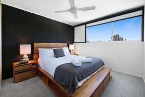 2 habitaciones, escritorio, tabla de planchar con plancha y wifi 