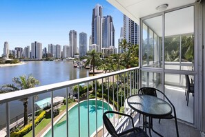 Outdoor dining - Stylish 2-Bed in Surfers Paradise with River Views (Surfers Paradise)