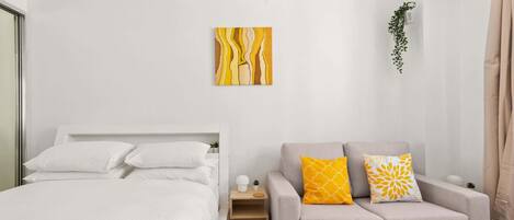 Escritorio, tabla de planchar con plancha, wifi y ropa de cama