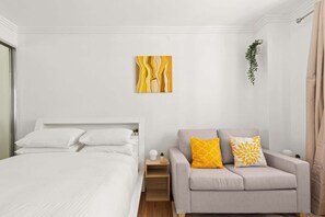 Desk, iron/ironing board, WiFi, bed sheets