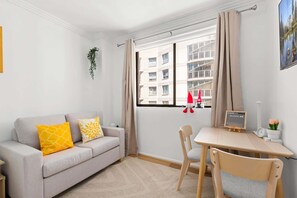 TV, offices - Charming Studio Apartment in the Heart of Sydney (Sydney)