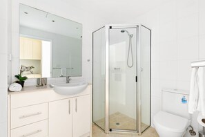 Shower, hair dryer, towels