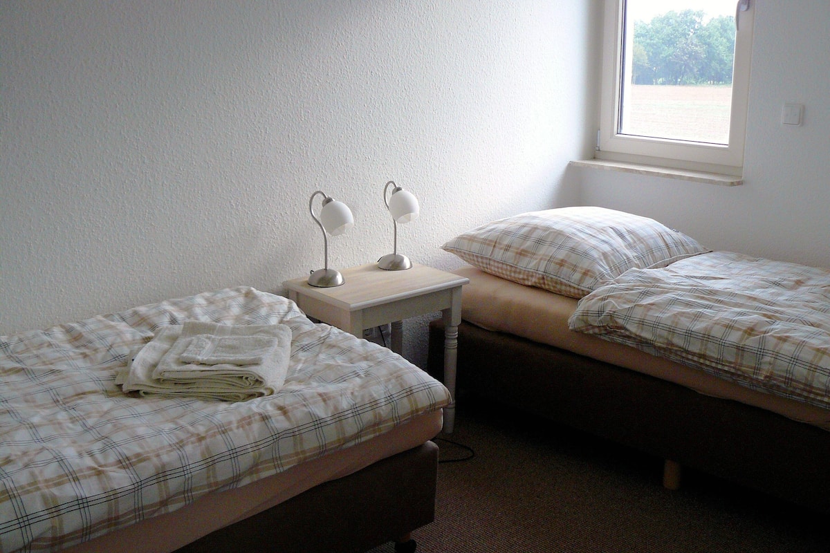 3 camere, con arredamento individuale, lenzuola