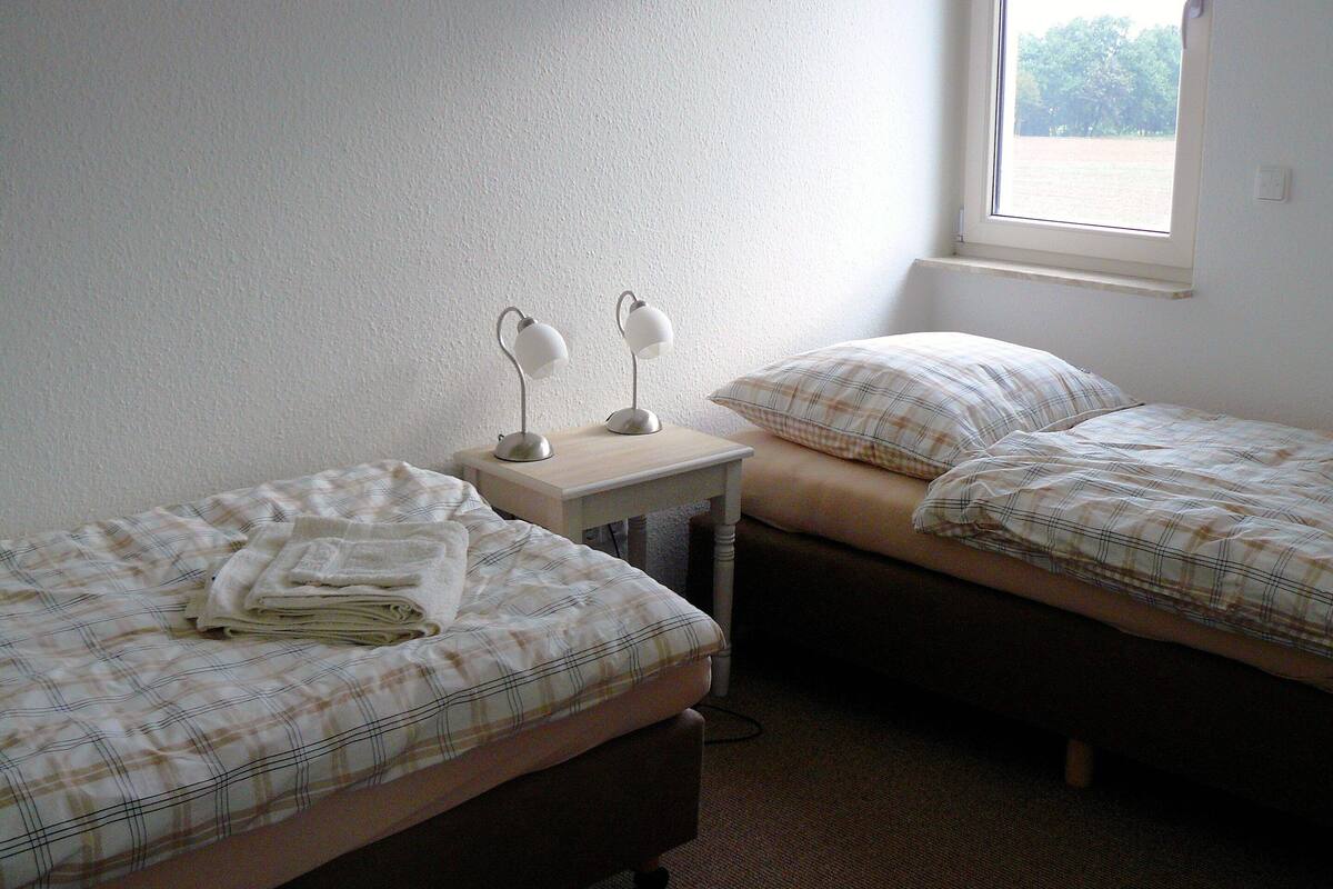 3 quartos, individualmente mobiliados, roupa de cama