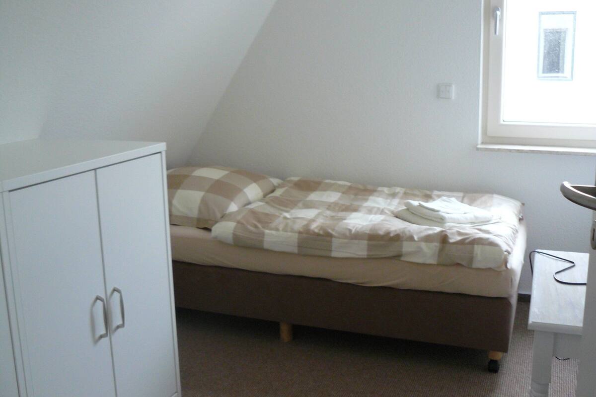 3 quartos, individualmente mobiliados, roupa de cama