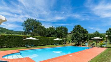 Hồ bơi ngoài trời