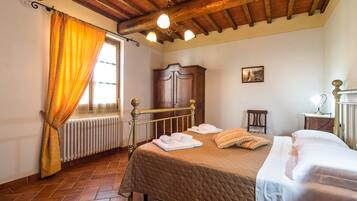 Classic House, Multiple Bedrooms | 7 bedrooms, individually furnished, bed sheets