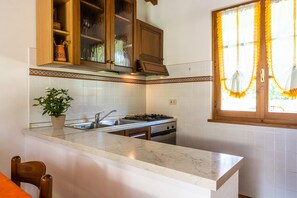 Comfort House, 2 Bedrooms | Private kitchen