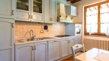 Classic House, Multiple Bedrooms | Private kitchen | Oven, dishwasher