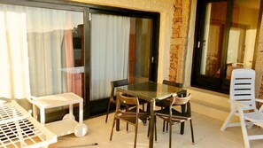 Outdoor dining - Seaside apartment Baja Sardinia - Rent from June 20, 2026, to July 11, 2026 (Baja Sardinia)