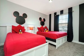 4 bedrooms, iron/ironing board, travel cot, WiFi - Storey Lake Home, Mickey & Minions Beds, Sleeps 12 (Kissimmee)