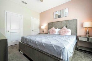 4 bedrooms, iron/ironing board, travel cot, WiFi - Storey Lake Home, Mickey & Minions Beds, Sleeps 12 (Kissimmee)