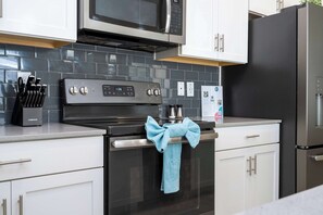Réfrigérateur, four à micro-ondes, surface de cuisson, lave-vaisselle