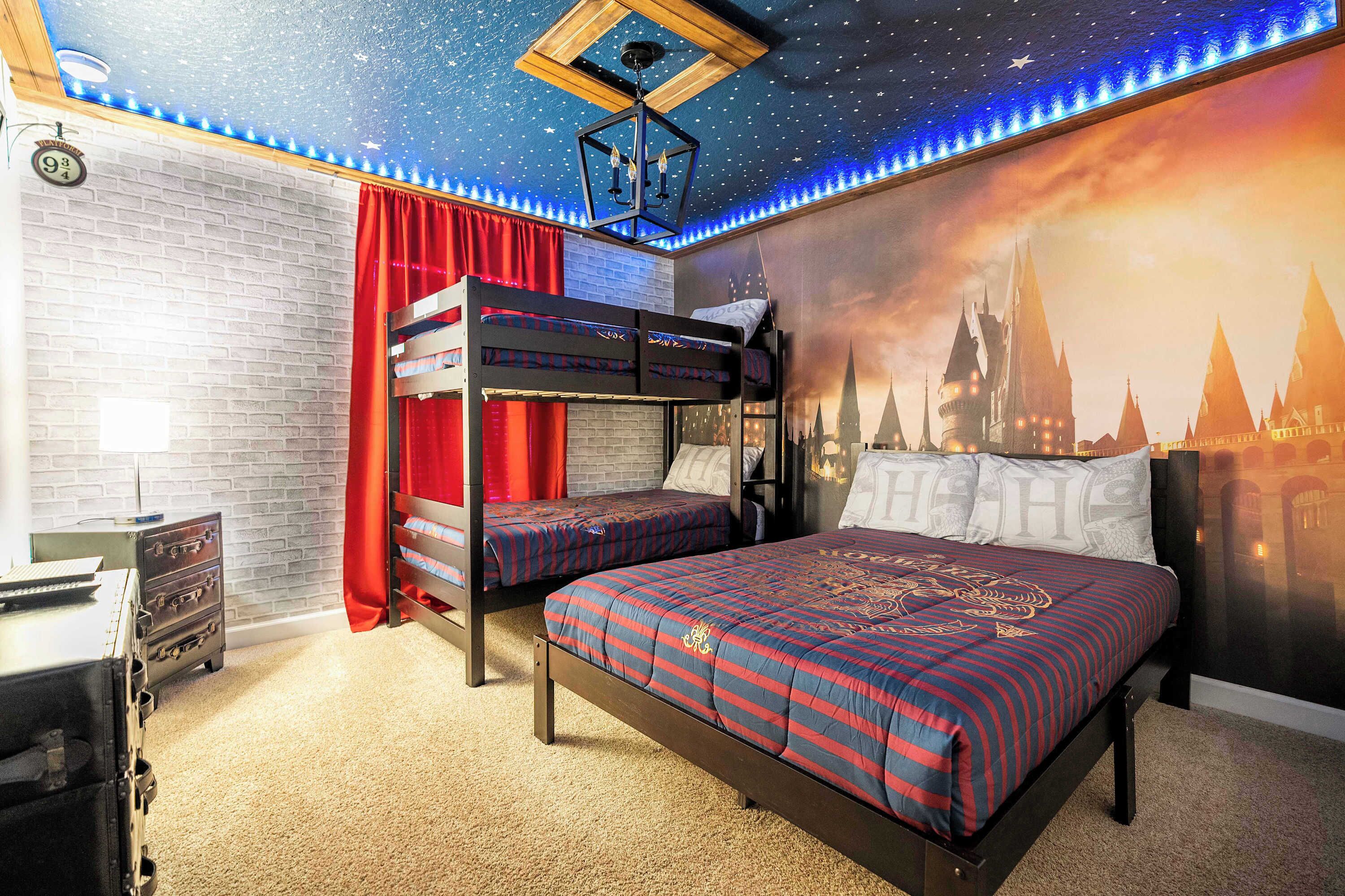 4 chambres, bureau, fer et planche à repasser, lit parapluie