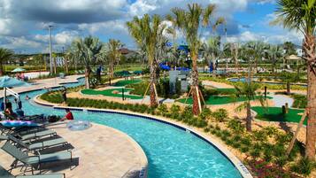 Innendørsbasseng og et oppvarmet basseng