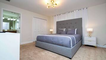 4 soverom, skrivebord, strykejern/-brett og reiseseng for barn