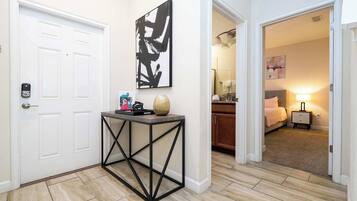 4 soverom, skrivebord, strykejern/-brett og reiseseng for barn