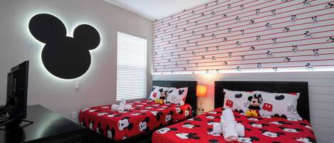 4 soverom, skrivebord, strykejern/-brett og reiseseng for barn