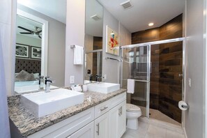 Shower, hair dryer, towels - Modern Chic Home, Mickey and Toy Story Rooms (Kissimmee)