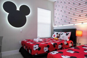 4 bedrooms, desk, iron/ironing board, travel cot - Modern Chic Home, Mickey and Toy Story Rooms (Kissimmee)