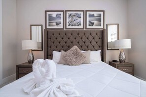 1 slaapkamer, een bureau, een strijkplank/strijkijzer, reisbedje