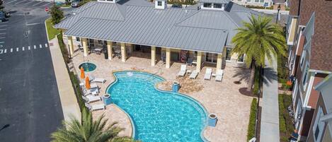 Innendørsbasseng og et oppvarmet basseng