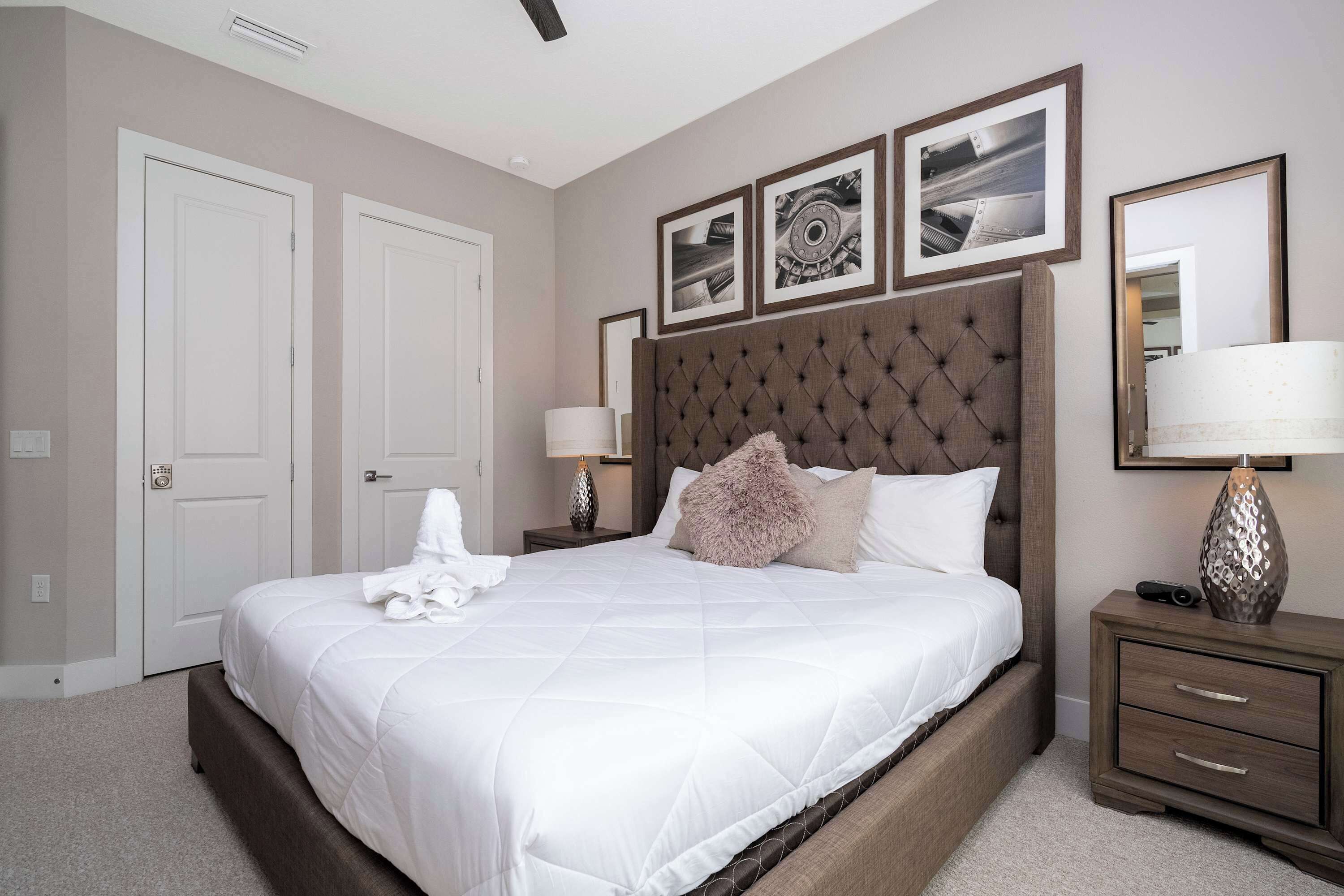 1 soverom, skrivebord, strykejern/-brett og reiseseng for barn