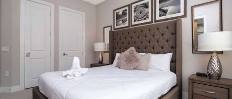 1 soverom, skrivebord, strykejern/-brett og reiseseng for barn