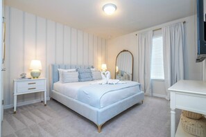5 bedrooms, desk, iron/ironing board, travel crib - Amazing 5 Suite Home with Resort-Style Amenities (Davenport)