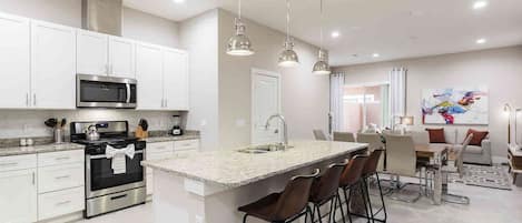 Refrigerador, microondas, horno, placa de cocina