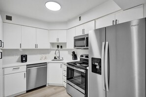 Køleskab, mikrobølgeovn, ovn, kogeplade