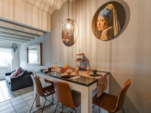 Classic Cottage, 2 Bedrooms | Dining