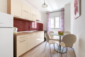 Comfort-lejlighed - 2 soveværelser | Privat køkken | Køleskab, ovn, kogeplade, elkedel