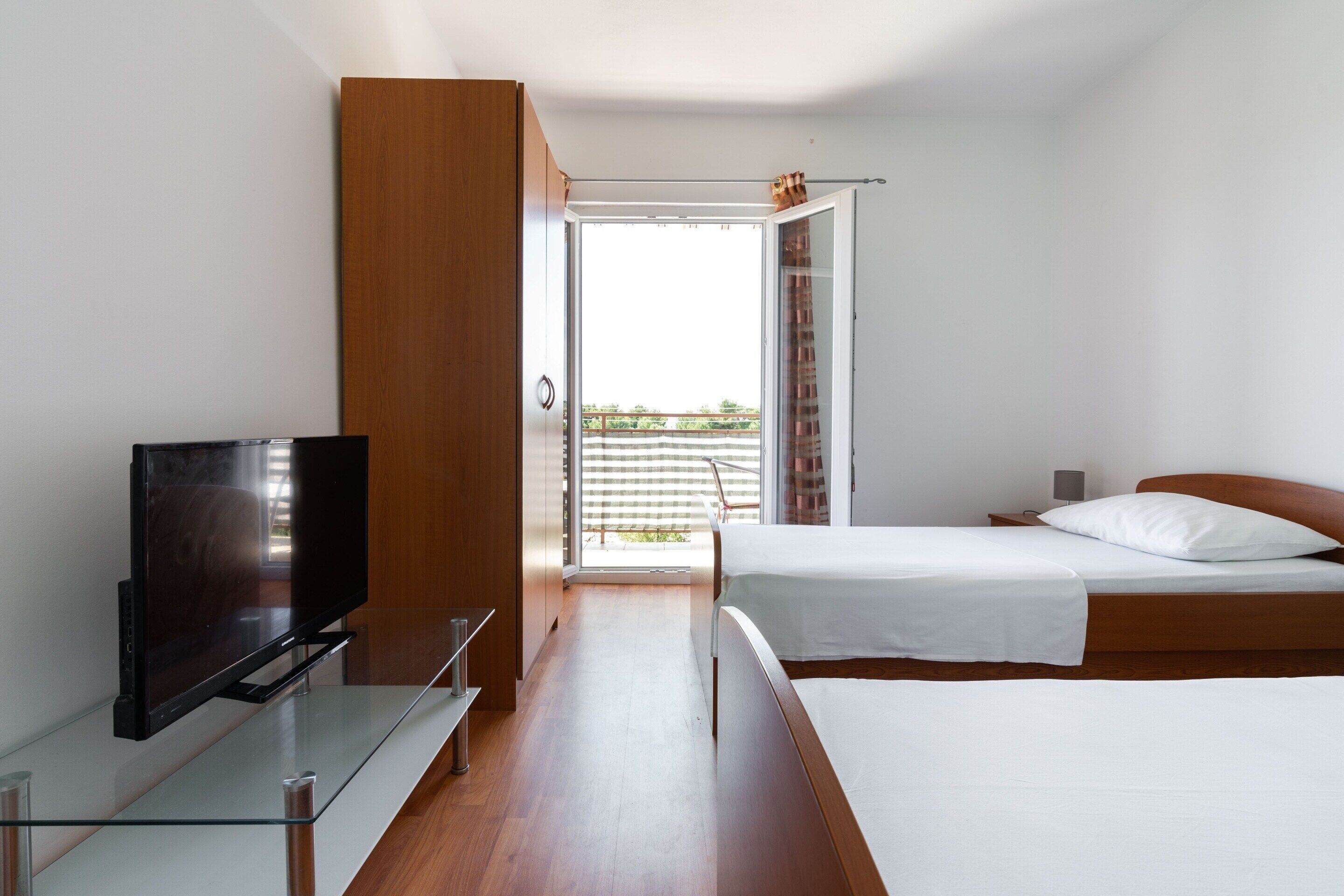 Classic Apartment, 4 Bedrooms | 6 bedrooms, bed sheets