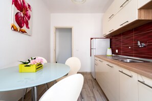 Private kitchen | Fridge, oven, stovetop, electric kettle - Simplistic Holiday Home in Rogoznica Near the Seabeach (Rogoznica)