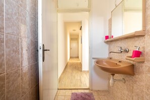 Apartamento conforto, 2 quartos | Banheiro | Chuveiro