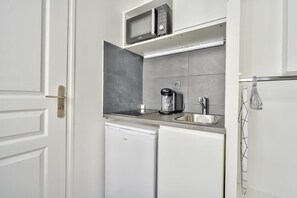 Kjøleskap, mikrobølgeovn, kokeplater og kaffetrakter/tekoker