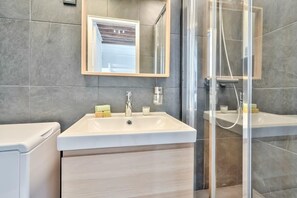 Een douche, een haardroger, handdoeken