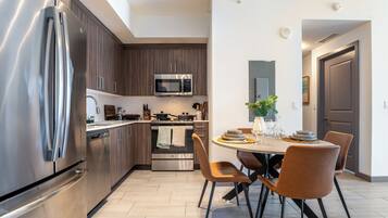 Frigorífic, microones, forn i placa de cuina