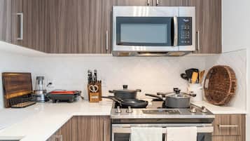 Jääkaappi, mikroaaltouuni, uuni, liesi