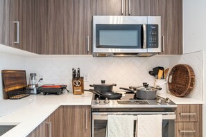 Réfrigérateur, micro-ondes, four, plaque de cuisson