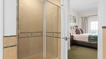 3 habitaciones, tabla de planchar con plancha, wifi y ropa de cama