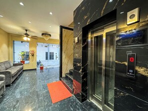 Elevator - Wanna stay haridwar (Haridwar)