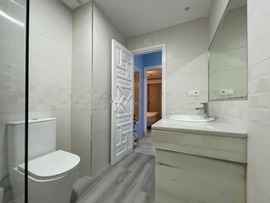 Rumah Klasik, 2 kamar tidur | Kamar mandi | Kombinasi shower/bathtub