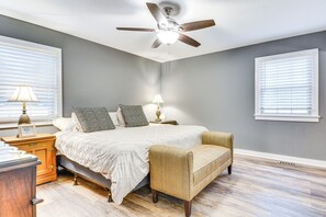 3 habitaciones, escritorio, tabla de planchar con plancha y internet