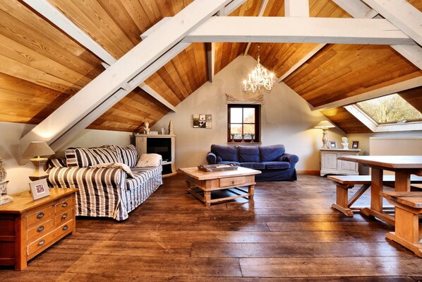 Classic House, 6 Bedrooms | Living room | DVD player