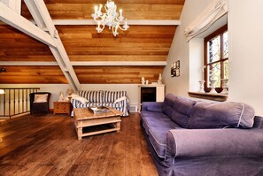 Classic House, 6 Bedrooms | Living room | DVD player