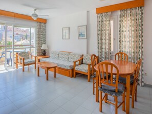 Comfort Apartment, 2 Bedrooms | Living room