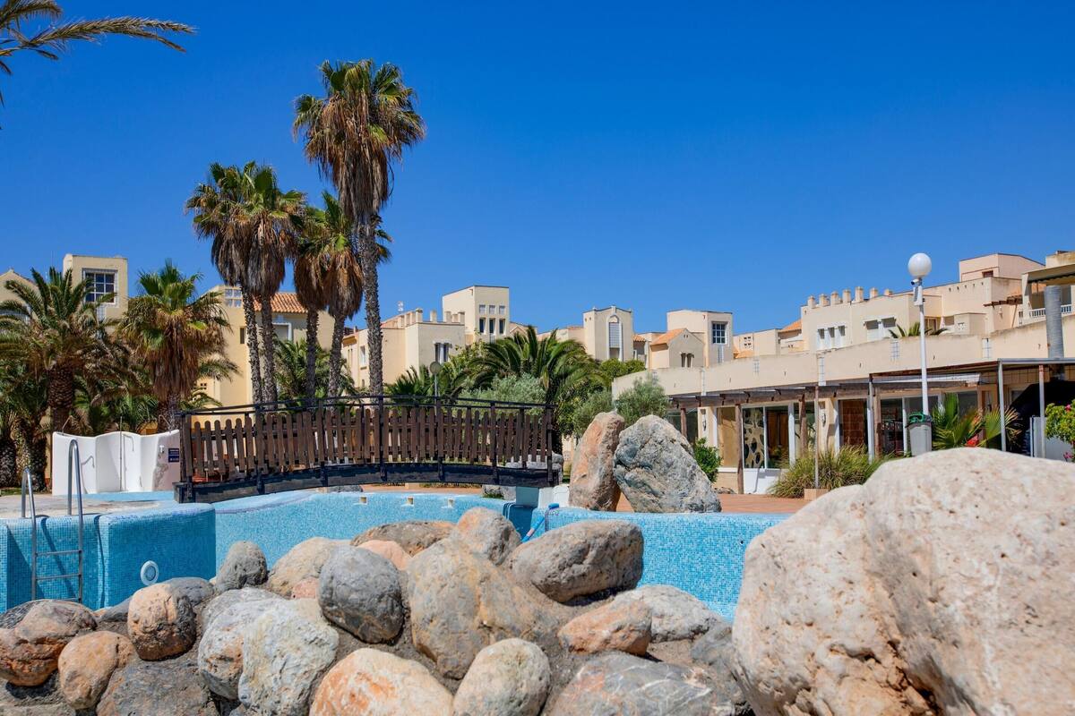 Apartamento clásico, 2 habitaciones | Piscina | Una piscina cubierta, una piscina al aire libre